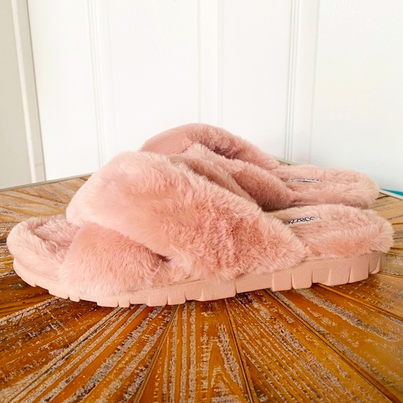 Shoe Dazzle Shoes - NWT Shoe Dazzle Plush Faux Fur Slippers in Dusty Rose Size 10